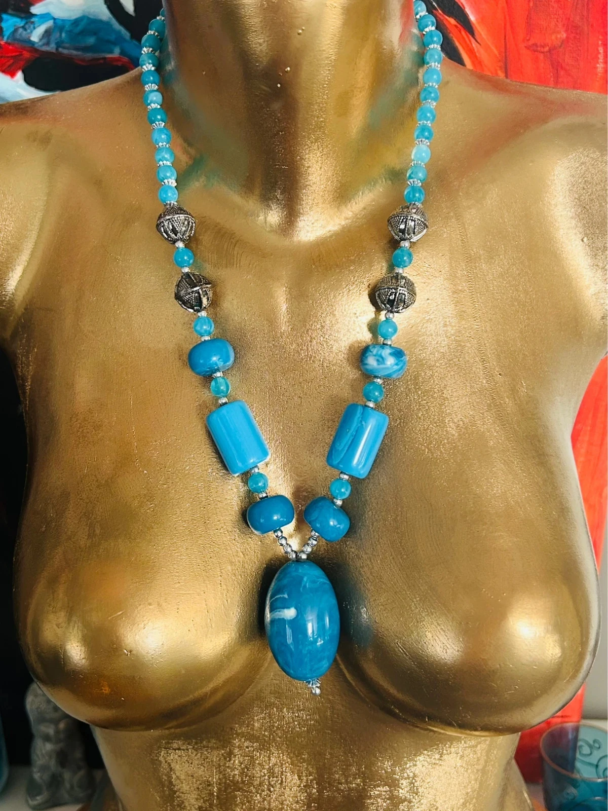 Type rétro, collier de grosses perles marbrées
